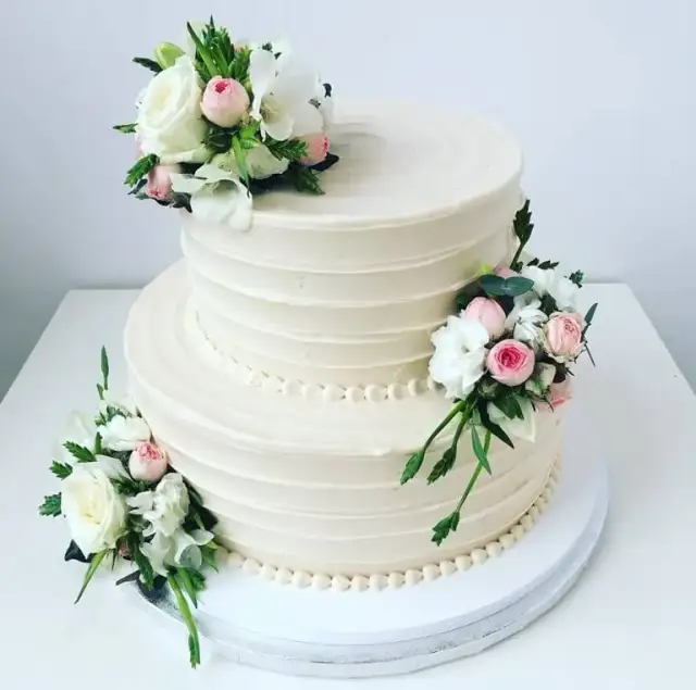 Jadalne kwiaty na tort: Gdzie kupić i jak wybrać bezpieczne?