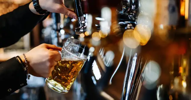 Dermapen a alkohol: Czy jedno piwo zaszkodzi? Ekspert radzi.