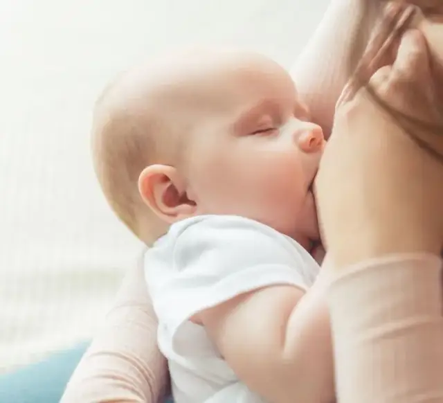 Ile powinien jeść noworodek karmiony piersią? Praktyczny poradnik