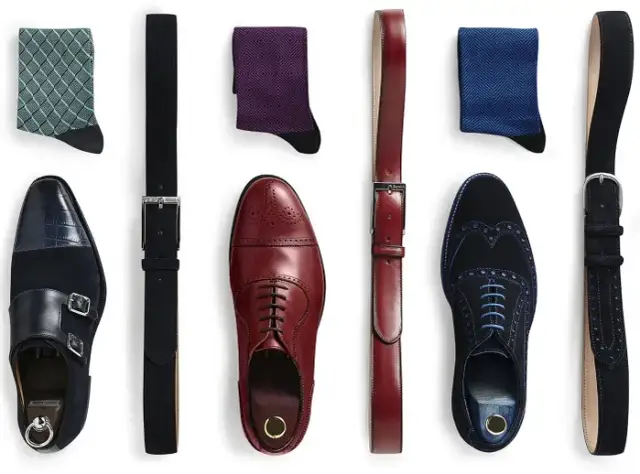 Jakie skarpetki do granatowego garnituru i brązowych butów wybrać?