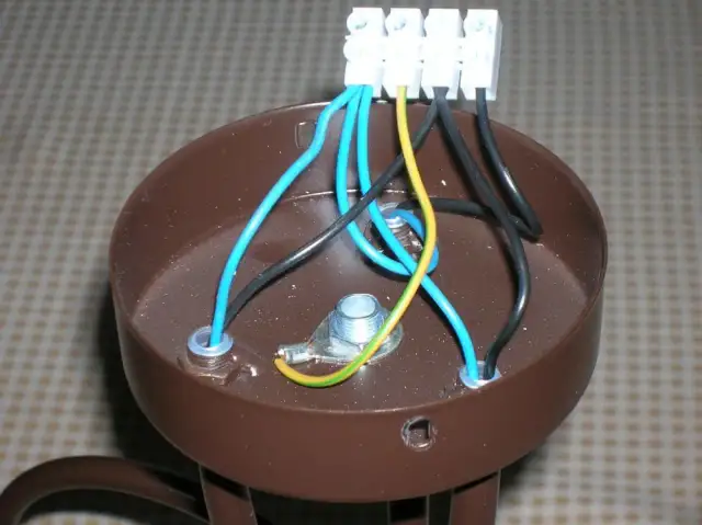 4 kable z sufitu, 2 w lampie? Podłącz bezpiecznie krok po kroku