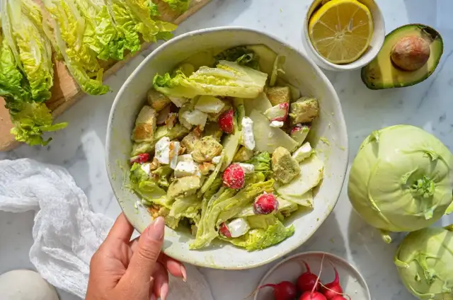 Jak zrobić surówkę z kalarepy - prosty przepis na zdrową przekąskę