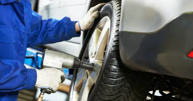 Ile kosztuje łatanie opony? Sprawdź ceny i co wpływa na koszt naprawy