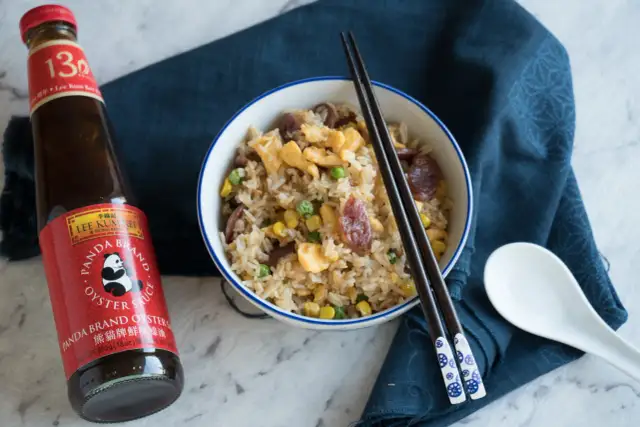 Smażony ryż z jajkiem, groszkiem i kiełbasą, doprawiony sosem ostrygowym. Idealny do sos ostrygowy przepisy.