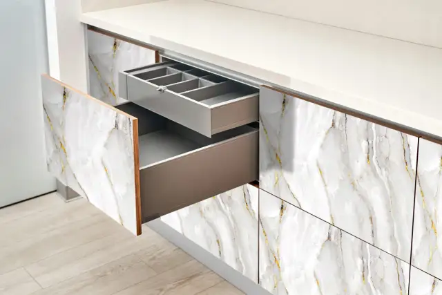 Jak usunąć klej po okleinie z szafek? Poradnik bez uszkodzeń