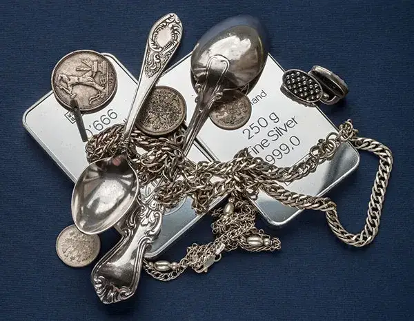 Jak skutecznie czyścić srebrną biżuterię? Porady eksperta