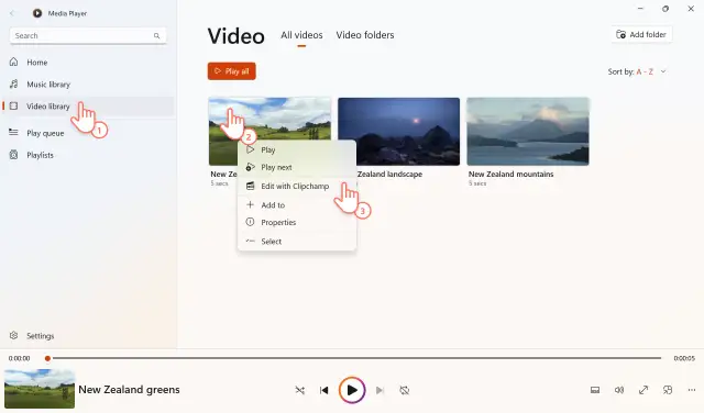 Zrzut ekranu z programu Media Player, pokazujący bibliotekę wideo i menu kontekstowe z opcją "Edytuj w Clipchamp".