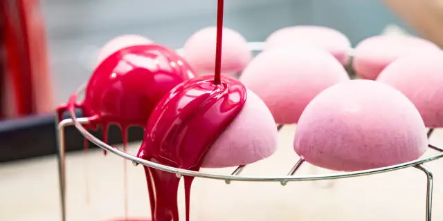 Polewa lustrzana spływa z tortu? Znam powody i rozwiązania!