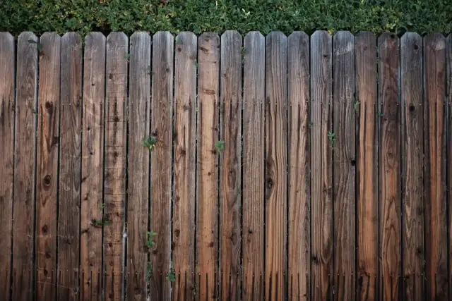 Tani płot drewniany: Jak zrobić samemu i zaoszczędzić?