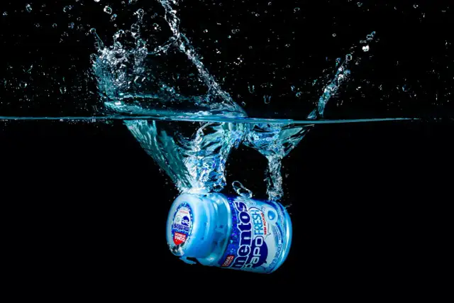 Reakcja Mentosów z Colą: Fizyka, nie magia! Odkryj prawdę