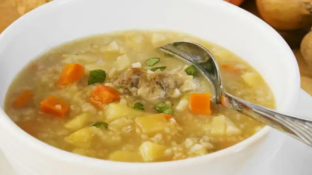 Jaką zupę na wywarze z golonki ugotować na zimowe wieczory?