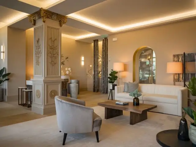 Jak ozdobić filar w salonie? 15 kreatywnych pomysłów na dekorację