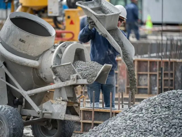 Ile żwiru na m3 betonu B15? Oto kluczowe proporcje do mieszania