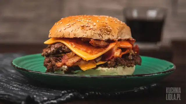 Jak usmażyć idealnego burgera wołowego? Sekrety soczystości!