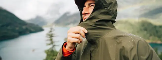 Kurtka przeciwdeszczowa w góry: Jak wybrać idealną? Poradnik eksperta