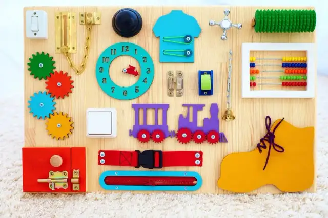 Tablica sensoryczna na ścianę: Jak wybrać i zrobić bezpieczną?