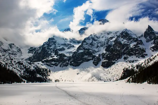Najpiękniejsze miejsca zimą w Polsce i przewodnik po zimowych wyprawach