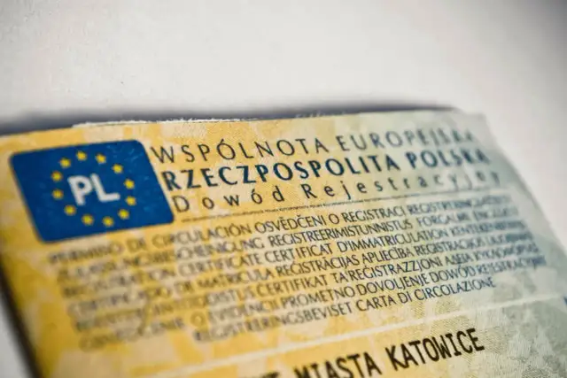 Ile kosztuje przerejestrowanie samochodu? Kompletny przewodnik po opłatach