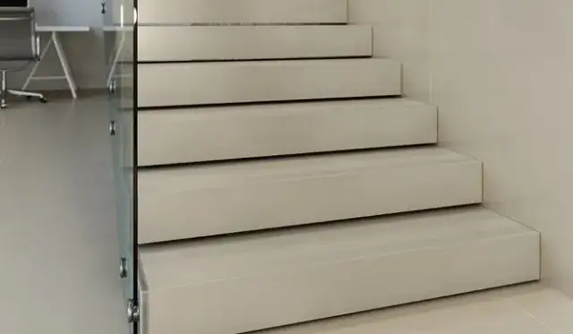 Jakie płytki na schody wewnątrz? 5 najlepszych rodzajów i porady