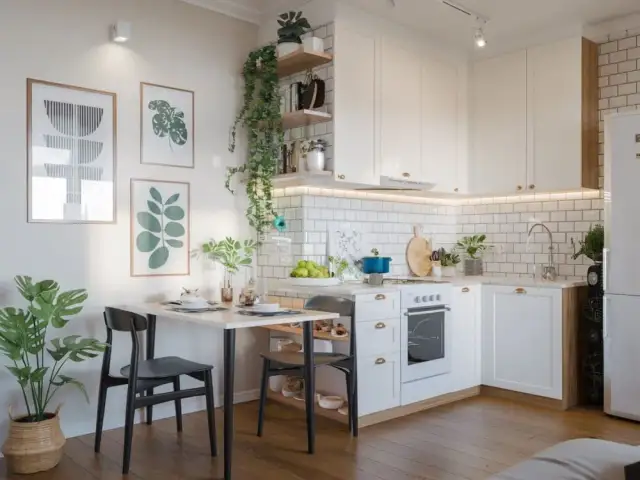 Jak wykończyć ścianę nad stołem w kuchni, aby uniknąć zabrudzeń?