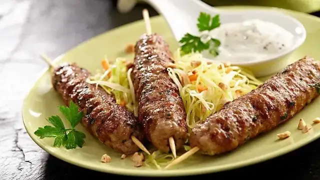 Jaka surówka do szaszłyków? Odkryj idealne połączenia smakowe