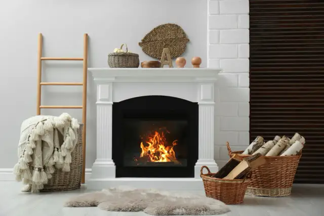 Jak udekorować kominek? Inspiracje na każdą porę roku i styl