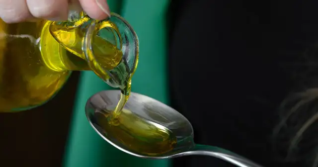 Ile oliwy dziennie? Dawkowanie, korzyści i ryzyka przewodnik