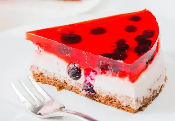 Pyszny arbuzowiec – łatwy przepis na ciasto z arbuzem, które zachwyca