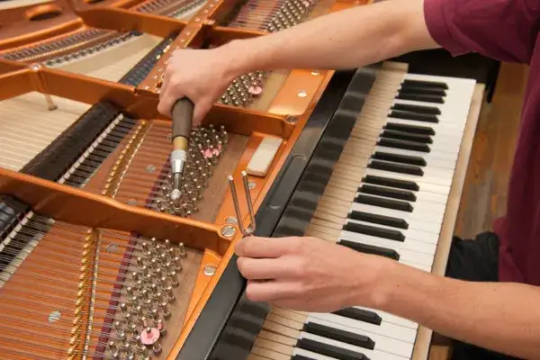 Ile trwa strojenie pianina? Sprawdź, co wpływa na czas usługi