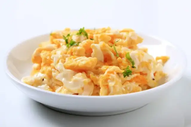 Czy jajecznica jest dietetyczna? Odkryj jej zdrowotne korzyści