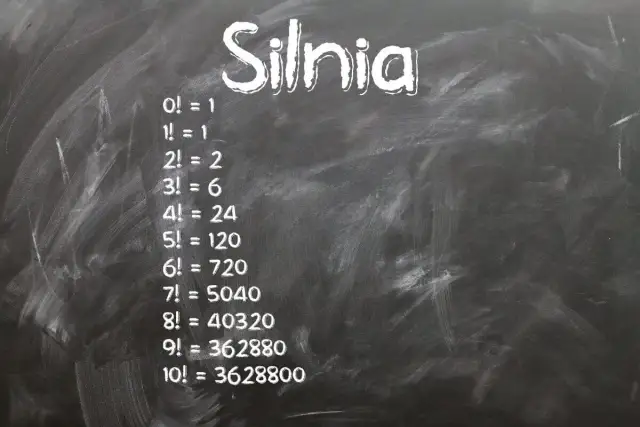 Napis "Silnia" i lista obliczeń silni od 0! do 10! na tablicy.