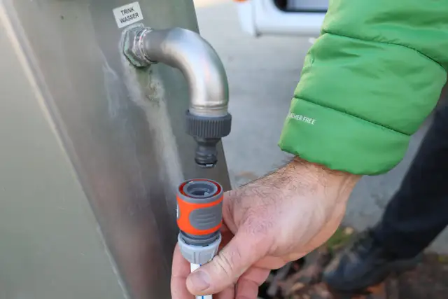 Woda w kamperze w Polsce: gdzie tankować i jak robić to bezpiecznie?