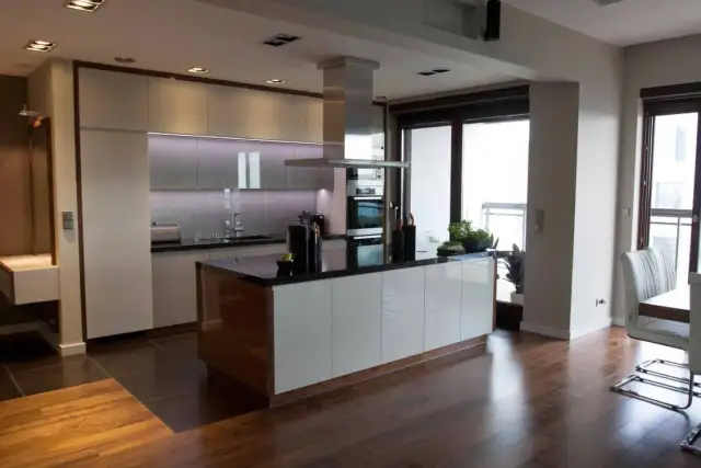 Jak urządzić kuchnię z półwyspem: 8 praktycznych wskazówek projektowych