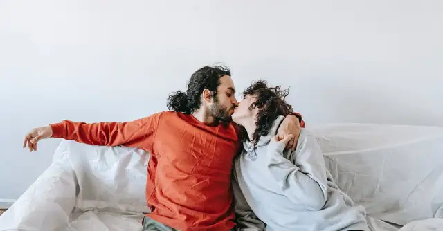  Seriale romantyczne Netflix - najlepsze tytuły dla fanów miłości