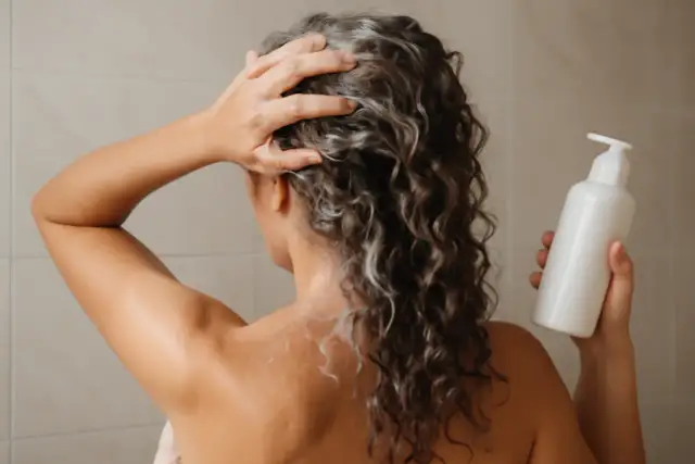 Jak zrobić naturalny szampon? Przewodnik DIY po zdrowych włosach