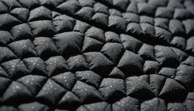 Zbite kuleczki puchu w pikowanej kurtce po praniu. Jak rozbić puch w kurtce po praniu? Delikatne potrząsanie i suszenie pomoże.