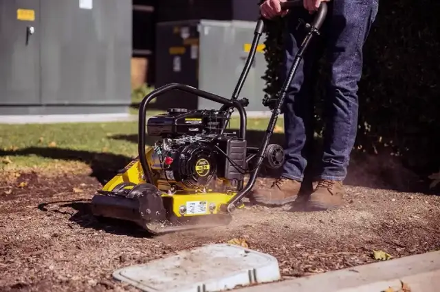 Jaką zagęszczarkę do fundamentów wybrać, aby uniknąć błędów?