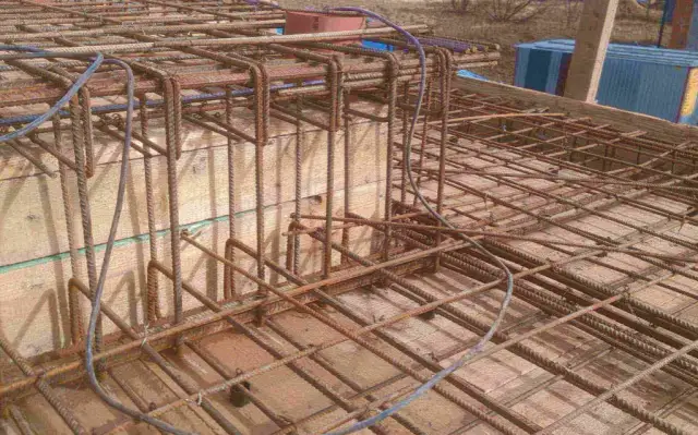 Ile stali na m2 stropu monolitycznego? Kluczowe informacje i porady