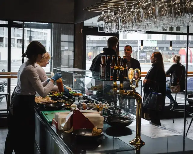 Gdzie zjeść w Dźwirzynie? Odkryj najlepsze miejsca na posiłek