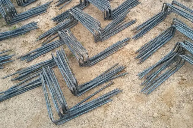 Kobyłki zbrojeniowe: Sekret trwałego żelbetu. Uniknij błędów!