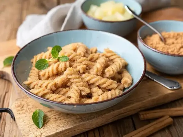 Jak zrobić makaron z twarogiem na słodko - prosty przepis na smaczny deser
