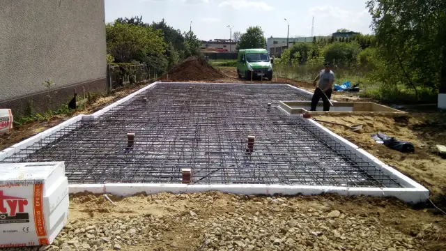 Fundament pod dom drewniany: Ile kosztuje i jak zaoszczędzić?