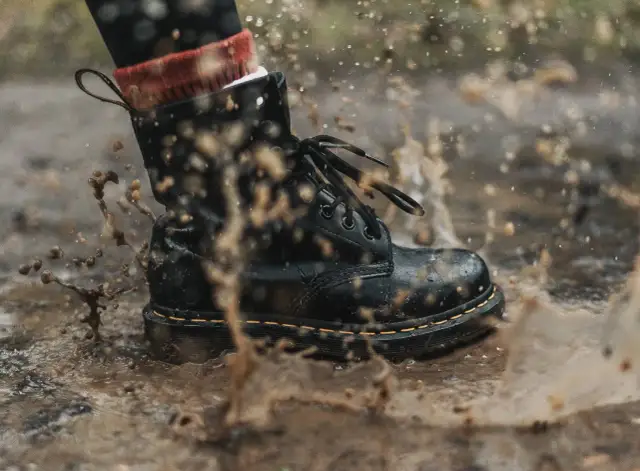 Sennik - co oznacza gdy widzisz kogoś w błocie? Symbolika i interpretacja