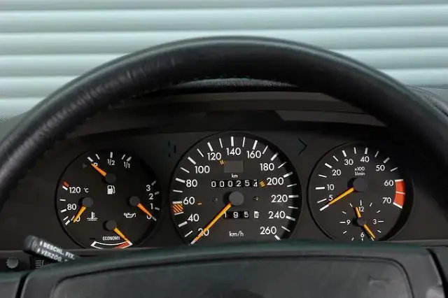 Kiedy zmieniać biegi w samochodzie, aby uniknąć zniszczenia silnika