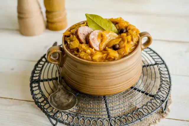 Bigos ze słodkiej kapusty: Jak przygotować idealny bigos pełen smaku