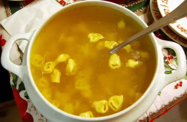 Minestra di Natale: Ricette Tradizionali e Segreti per un Brodo Perfetto