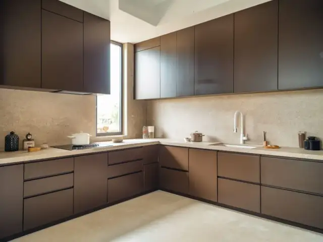 Idealny blat do ciemnych mebli: Kolory, materiały i trendy