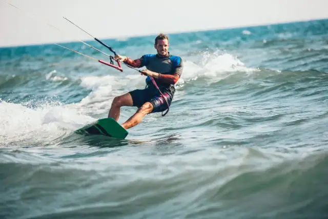 Kitesurfing: Jak dobrać sprzęt? Uniknij błędów, pływaj bezpiecznie!