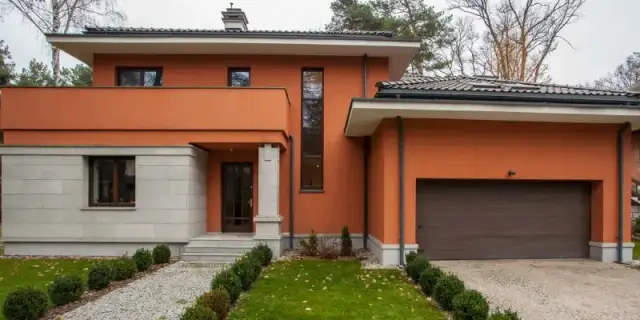 Ile farby na elewacje? Oblicz dokładnie i uniknij strat materiału