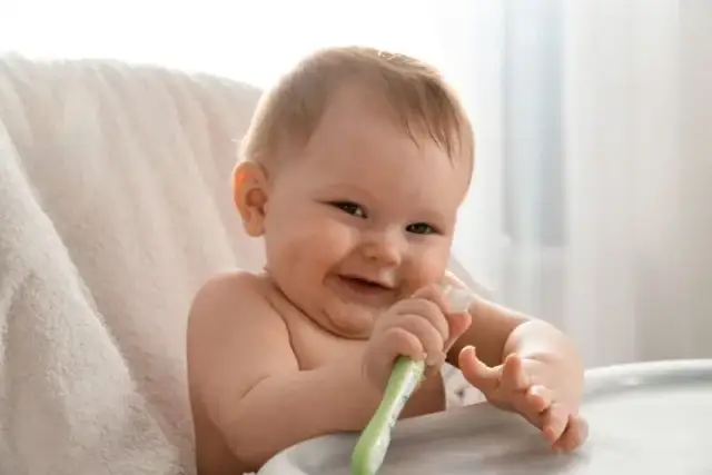 Pierwsza szczoteczka dla niemowlaka: Jaka i kiedy zacząć?